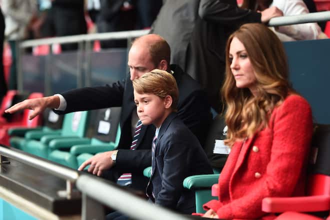 Prinz George mit seinen Eltern Prinz William und Prinzessin Kate an einem Fussballmatch