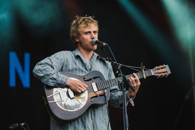 BRECON, WALES - AUGUST 18: Johnny Flynn of Johnny Flynn & the Sussex Wit perform on the Mountain stage during day 2 at Green Man Festival at Brecon Beacons on August 18, 2017 in Brecon, Wales. (Photo by Andrew Benge/Redferns)