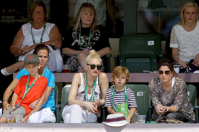 INDIAN WELLS, CA - MARCH 16: Mary Jo Fernandez, Gwen Stefani and Mirka Federer watch Roger Federer of Switzerland play Juan Martin Del Potro during the BNP Paribas Open at the Indian Wells Tennis Garden on March 16, 2012 in Indian Wells, California. (Photo by Matthew Stockman/Getty Images)