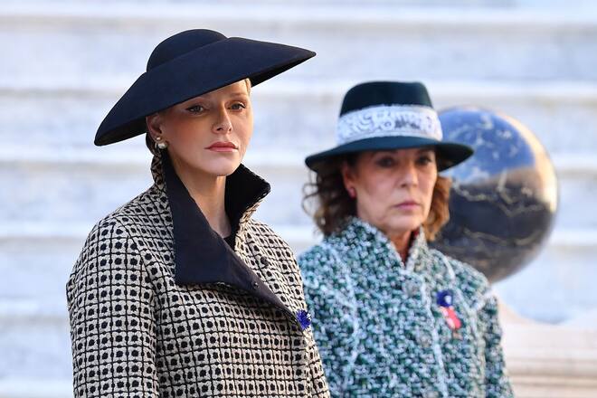 Fürstin Charlène (l.) und Prinzessin Caroline (r.) sollen sich nicht sonderlich mögen.