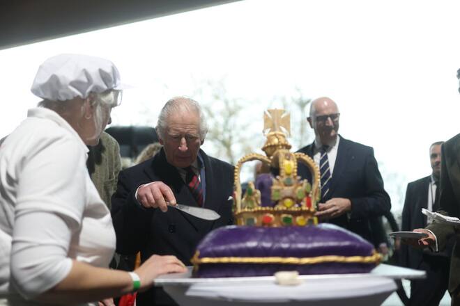 King Charles III. auf einem Berliner Wochenmarkt.