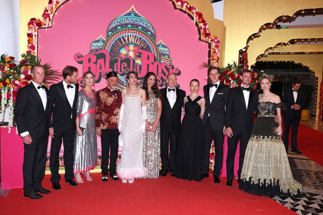 Die Fürstenfamilie versammelt sich zum Rosenball in Monte Carlo.