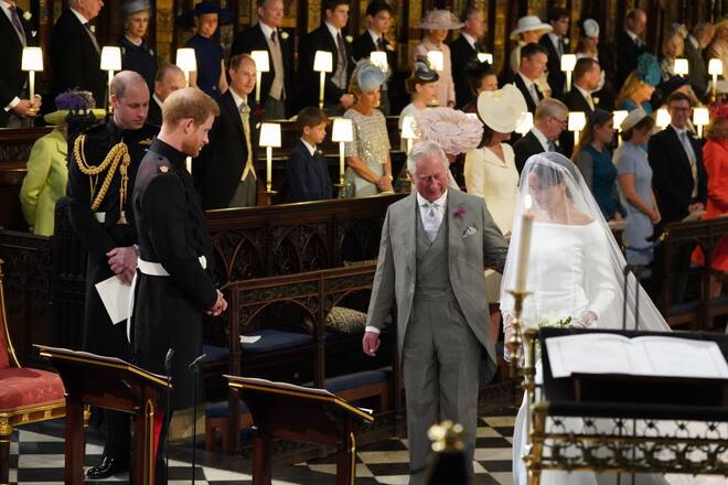 Charles führt Meghan an ihrer Hochzeit zum Altar.