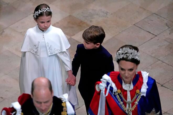 Prinzessin Charlotte hält Prinz Louis beim Gang durch die Westminster Abbey an der Hand.