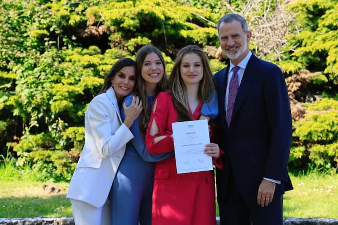 Stolze Familie: Mama Letizia, Schwester Sofia und Papa Felipe feiern mit Leonor deren Schulabschluss.