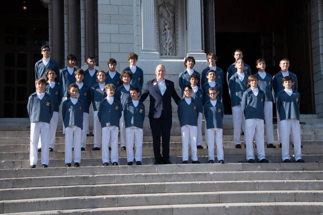 Fürst Albert posiert mit einem Knabenchor.