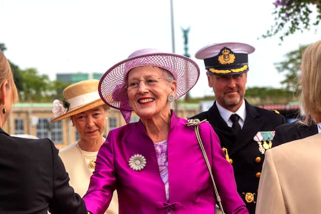 Königin Margrethe von Dänemark zeigt sich kurz vor ihren Sommerferien strahlend in Kopenhagen.