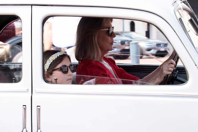 Prinzessin Caroline setzt sich selbst ans Steuer.