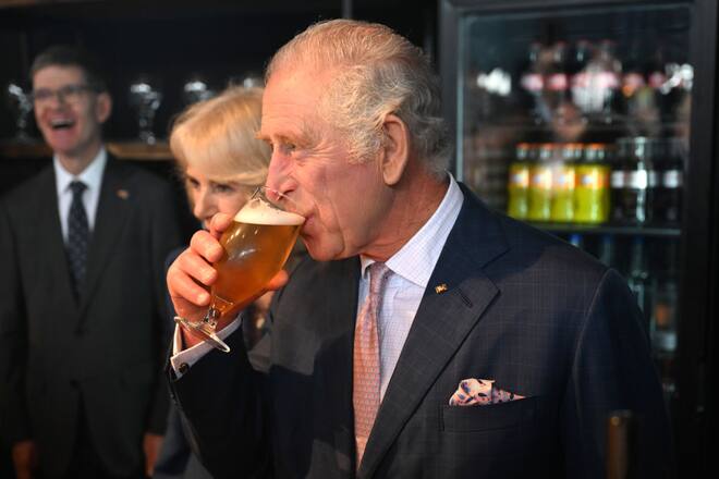 King Charles III. gönnt sich ein Bier in Deutschland.
