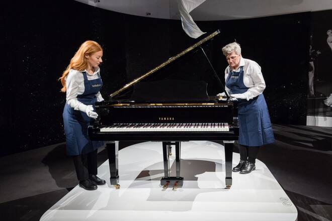 Mitarbeiter von Sotheby's bringen den Flügel von Freddie Mercury auf Hochglanz.