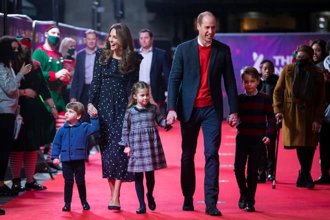LONDON, ENGLAND - DECEMBER 11: Prince William, Duke of Cambridge and Catherine, Duchess of Cambridge with their children, Prince Louis, Princess Charlotte and Prince George, attend a special pantomime performance at London's Palladium Theatre, hosted by The National Lottery, to thank key workers and their families for their efforts throughout the pandemic on December 11, 2020 in London, England. (Photo by Aaron Chown - WPA Pool/Getty Images)