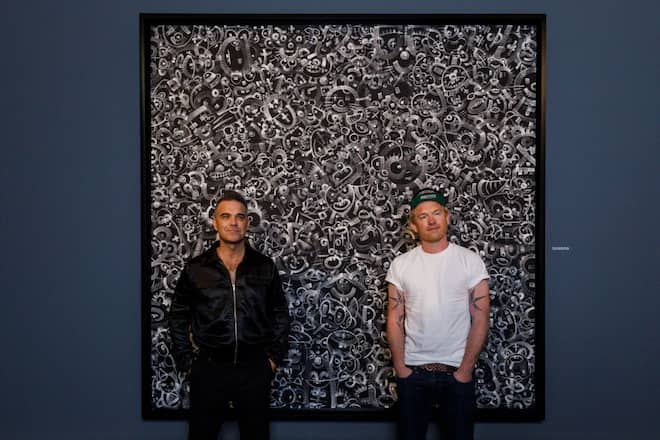 Robbie Williams and Ed Godrich stellten ihre gemeinsame Kunst im Auktionshaus Sotheby's in London aus.