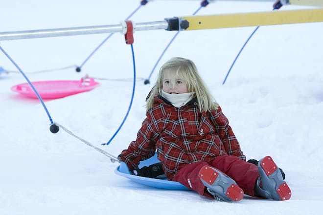Wer genau schaut, sieht, dass Amalia eigentlich Skifahren sollte – immerhin trägt sie ihre Skischuhe. Aber Schlitten fahren ist halt doch so viel spassiger.