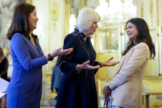 Ihr Mann bestätigte es bereits, doch auch Akshata Murty, die Ehefrau vom britischen Premierminister Rishi Sunak erlebte schon am eigenen Leib, wie das Zwerchfell zu beben beginnt, wenn Camilla ihren Humor auspackt. und auch Dr. Londa Yueh (links) muss lachen.