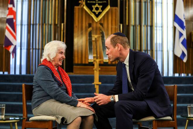 Prinz William nahm sich Zeit für Gespräche. Hier unterhält er sich mit der 94-jährigen Holocaust-Überlebenden Renee Salt.