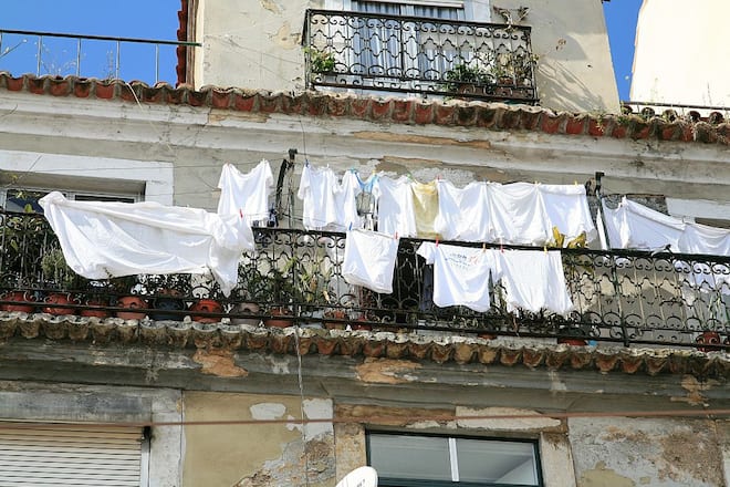 Weisse Wäsche, die vor einer Hausfassade hängt
