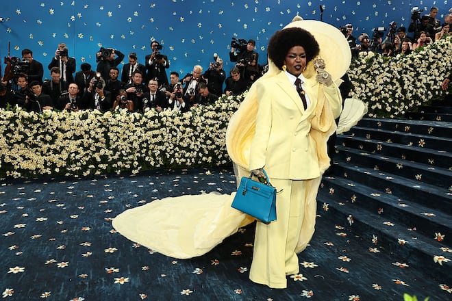 Lauren Hill im buttergelben Anzug von Thom Browne.