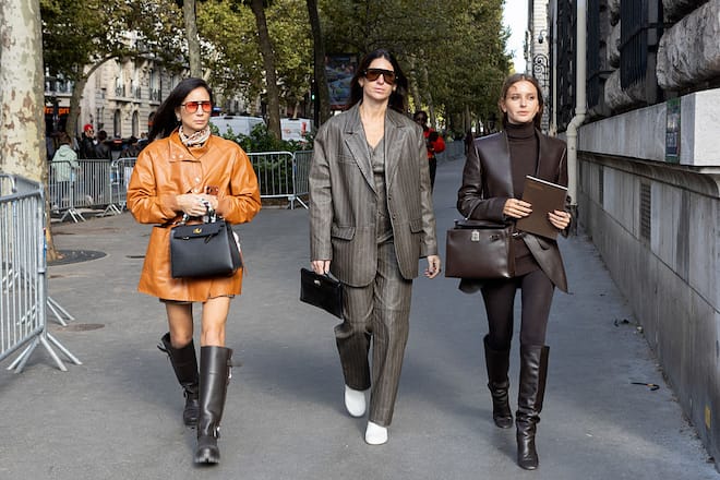 Lederjacken werten in diesem Herbst auch schlichte Outfits auf.