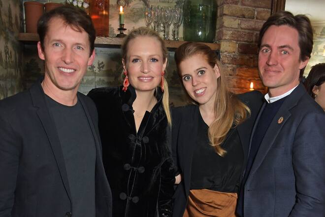 Durch die adlige Herkunft seiner Frau Sofia (2.v.l.) hat James Blunt (l.) eine enge Verbindung zum britischen Königshaus, wie beispielsweise zu Prinzessin Beatrice (2.v.r.).