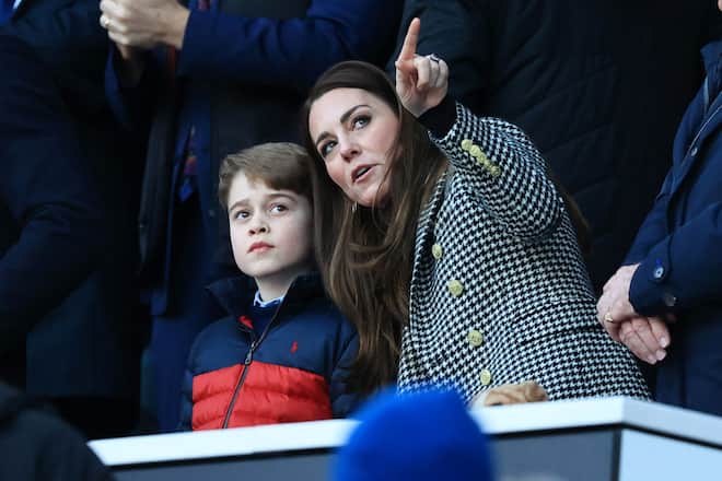 LONDON, ENGLAND - FEBRUARY 26: Catherine, Duchess of Cambridge speaks to their son Prince George of Cambridge prior to the Guinness Six Nations Rugby match between England and Wales at Twickenham Stadium on February 26, 2022 in London, England. (Photo by David Rogers/Getty Images)