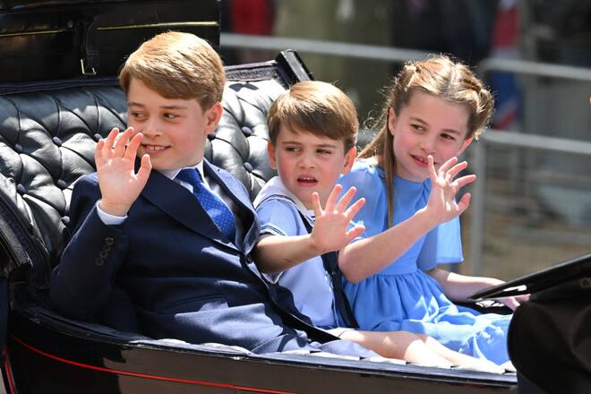 Den drei Mini-Royals Prinz George, Prinz Louis und Prinzessin Charlotte (v.l.n.r.) wird an der Krönung von King Charles III. eine grosse Ehre zuteil.