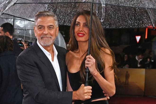 George und Amal Clooney haben genug vom Regenwetter in England.
