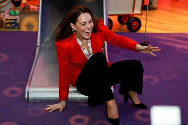 Prinzessin Kate ist sich nicht zu fein dafür, eine Rutsche hinunter zu rutschen.
