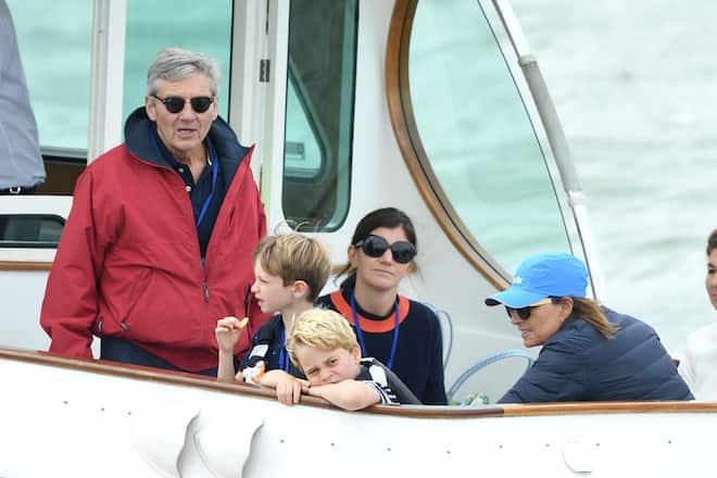 Carole Middleton (r.) kümmert sich liebevoll um ihre Enkelkinder, wie etwa Prinz George (Mitte).