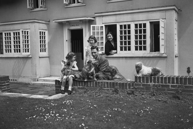The Royal Princesses Margaret (1930 - 2002) and Elizabeth (Elizabeth II) with their mother, Elizabeth Bowes-Lyon (Queen Elizabeth The Queen Mother, 1900 - 2002) and their father Albert, Duke of York (George VI, 1895 - 1952) with their dogs, including Pembroke Welsh Corgi dogs Dookie and Jane and Tibetan Lion Choo-Choo, outside the Welsh Cottage at the Royal Lodge, Windsor, UK, June 1936. (Photo by Lisa Sheridan/Studio Lisa/Hulton Archive/Getty Images)