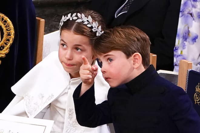 Prinzessin Charlotte hört ihrem Bruder Prinz Louis aufmerksam zu und ist die perfekte grosse Schwester.