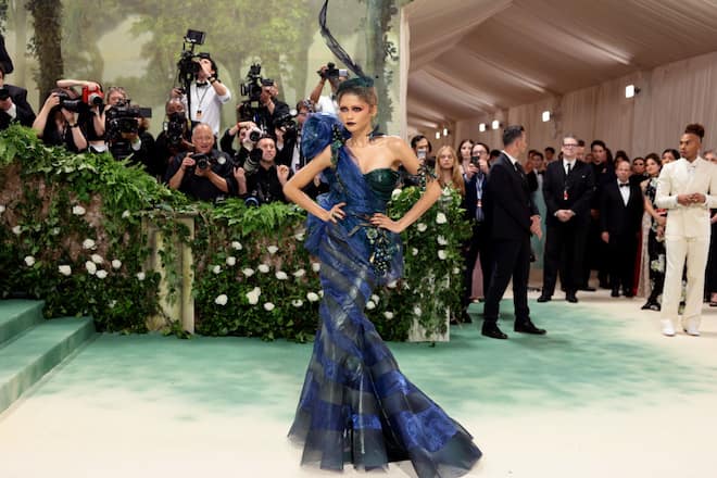 Zendaya in Korsettkleid von Maison Margiela Artisanal.