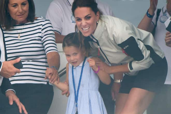 Braucht Kate Hilfe mit ihren Kindern, fragt sie ihre Mutter Carole.