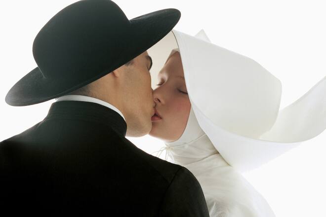 Ein Priester küsst eine Nonne – Oliviero Toscanis visueller Kommentar zu Religion.