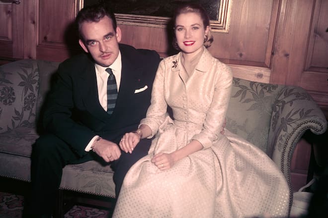 Fürst Rainier und Grace Kelly geben ihre Verlobung bekannt.