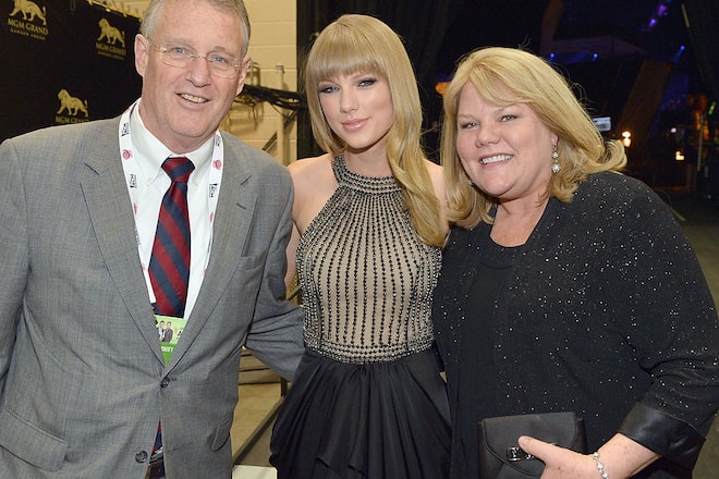 LAS VEGAS, NV - APRIL 07: (L-R) Scott Swift, singer Taylor Swift and Andrea Swift attend the 48th Annual Academy of Country Music Awards at the MGM Grand Garden Arena on April 7, 2013 in Las Vegas, Nevada. (Photo by Rick Diamond/ACMA2013/Getty Images for ACM)