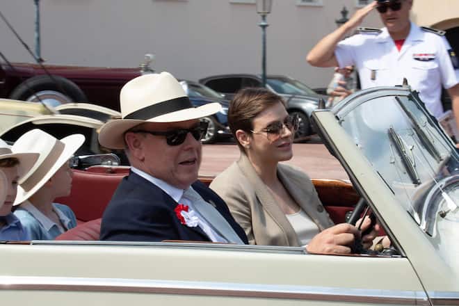 In der Luxus-Karosse am Nationalfeiertag – so geniessen Fürst Albert und Fürstin Charlène ihr Leben.