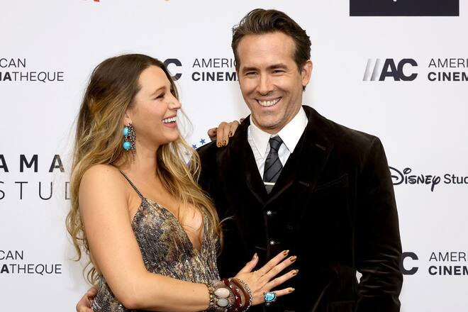Blake Lively und Ryan Reynolds strahlen in Beverly Hills.