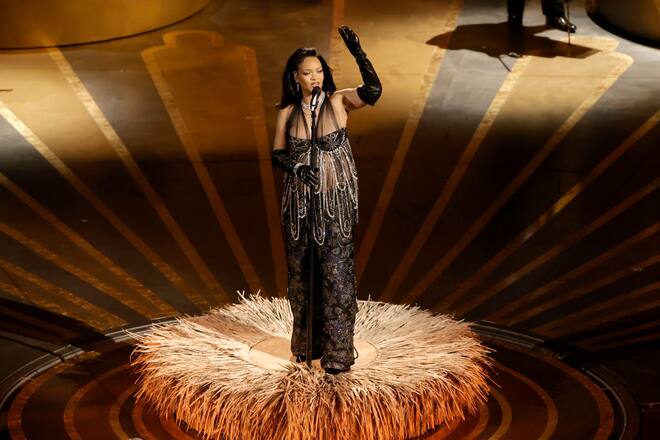 Rihanna performt an den Oscars.