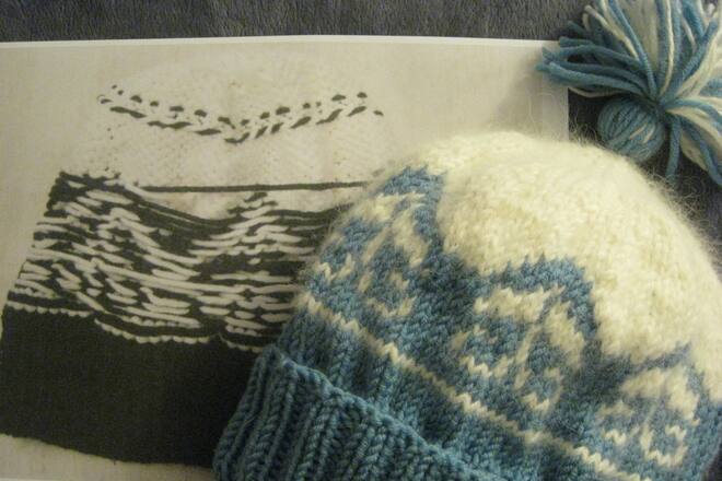 Das Bild zeigt die zu langen Spannfäden (Innenseite der Mütze; erster Versuch das Vintage-Strickmuster umzusetzen)