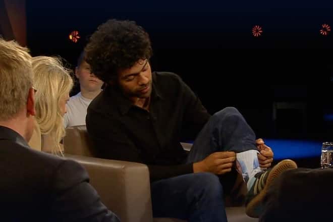 Noah Becker zeigt seine Socken in «NDR Talk Show»