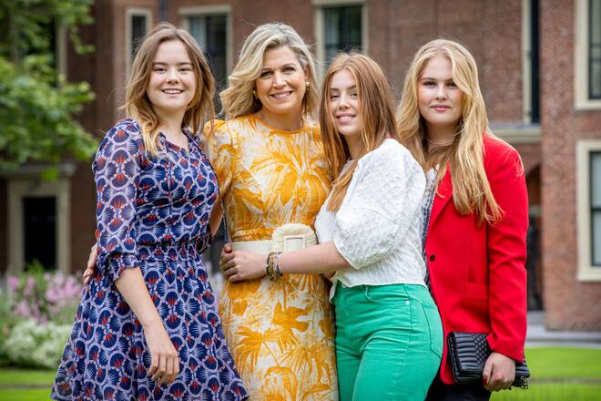 THE HAGUE, NETHERLANDS - JULY 16: Queen Maxima of The Netherlands, Princess Amalia of The Netherlands, Princess Alexia of The Netherlands and Princess Ariane of The Netherlands pose for the media at Huis ten Bosch Palace on July 16, 2021 in The Hague, Netherlands. (Photo by Patrick van Katwijk/WireImage)