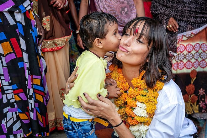 Melanie Winiger mit einem Kind in Indien