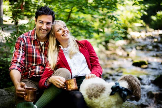 Salar Bahrampoor, Fernsehmoderator mit Freundin Barbara Ruijs, Ãrztin und Hündin Liesl, sind verlobt und feiern bald Hochzeit, 4. September 2021, Herrliberg ZH