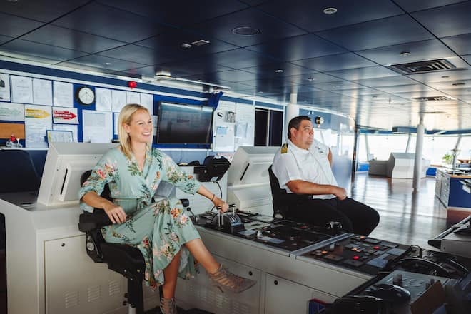 Linda Fäh besucht den Kapitän Sokratis Sklavos auf der Kommando-Brücke - Stars auf See 2019 - Kreuzfahrt mit Schlager bis Volksrock - Copyright Olivia Pulver