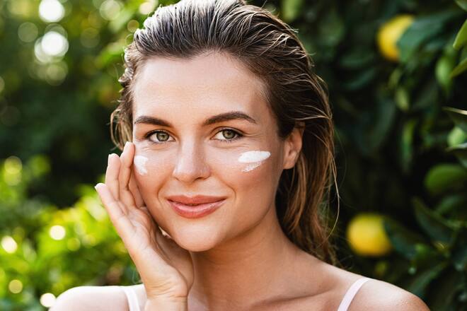 Sonnenschutz ist inzwischen nicht mehr nur im Sommer ein wichtiges Thema wie der TikTok-Trend «Sunscreen-Make-up» zeigt.