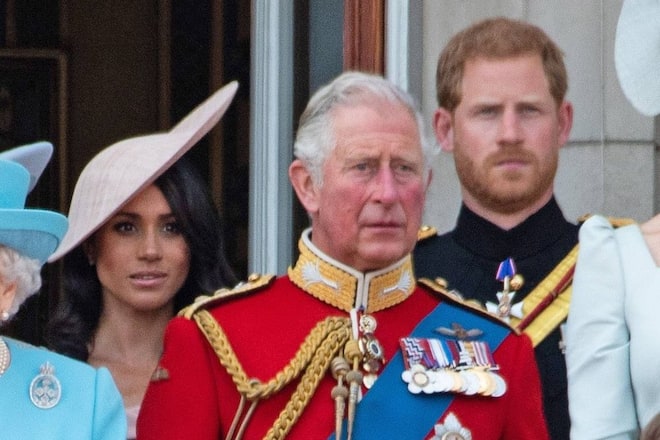 König Charles III. hat Harry (r.) und Meghan zur Krönung eingeladen.