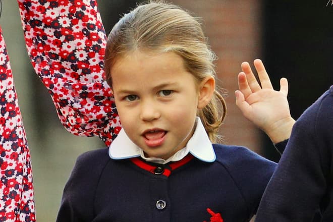 LONDON, UNITED KINGDOM - SEPTEMBER 5: Princess Charlotte waves as she arrives for her first day of school at Thomas's Battersea in London, accompanied by her brother Prince George and her parents the Duke and Duchess of Cambridge on September 5, 2019 in London, England. (Photo by Aaron Chown - WPA Pool/Getty Images)