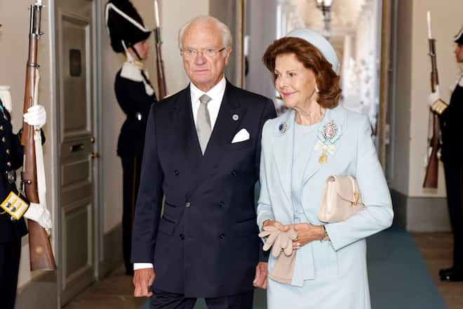 König Carl Gustaf und Ehefrau Königin Silvia auf dem Weg zu den ersten Feierlichkeiten in Stockholm.