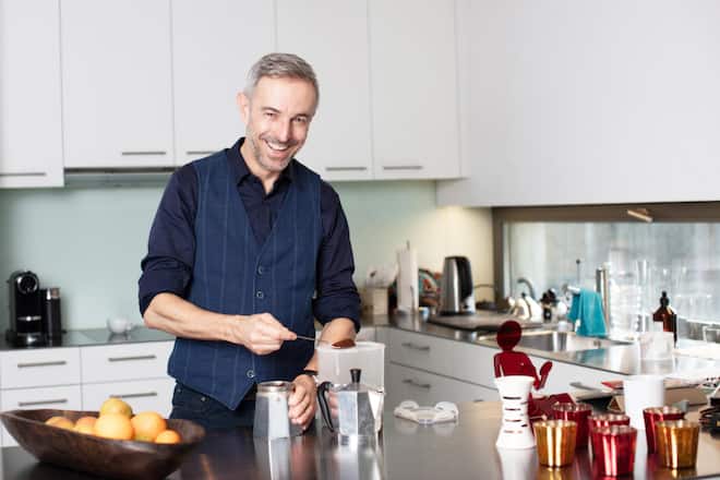 Fernseh- und Radiomoderator Dani Fohrler bereitet sich am 7. Dezember 2018 bei sich zu Hause einen Kaffee zu. Foto: Sonja Ruckstuhl