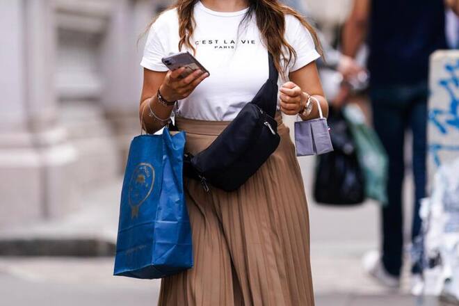 Frau mit Maske am Arm